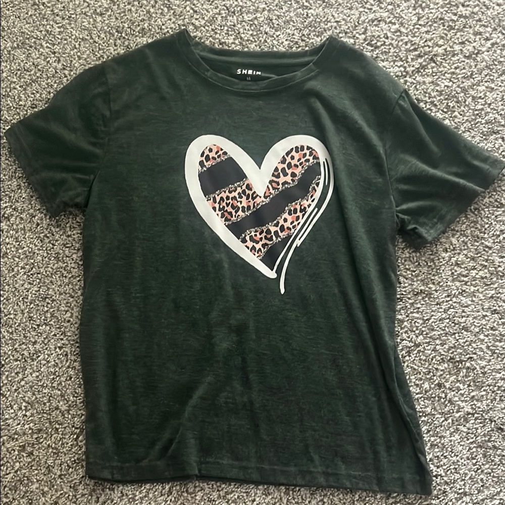 SHEIN Green Heart Print Short Sleeve Tee
